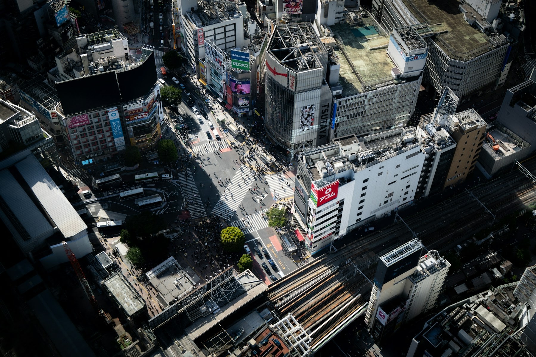東京・渋谷スクランブル交差点と周囲の街並み