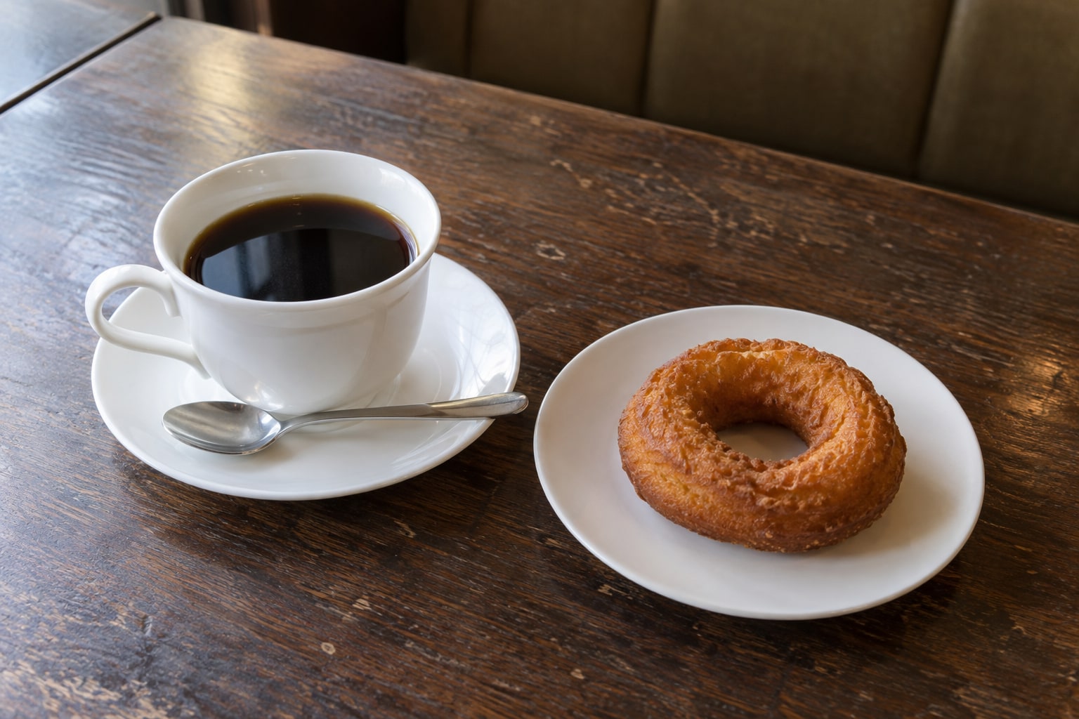 木のテーブルに置いたコーヒーとドーナツの生成イメージ
